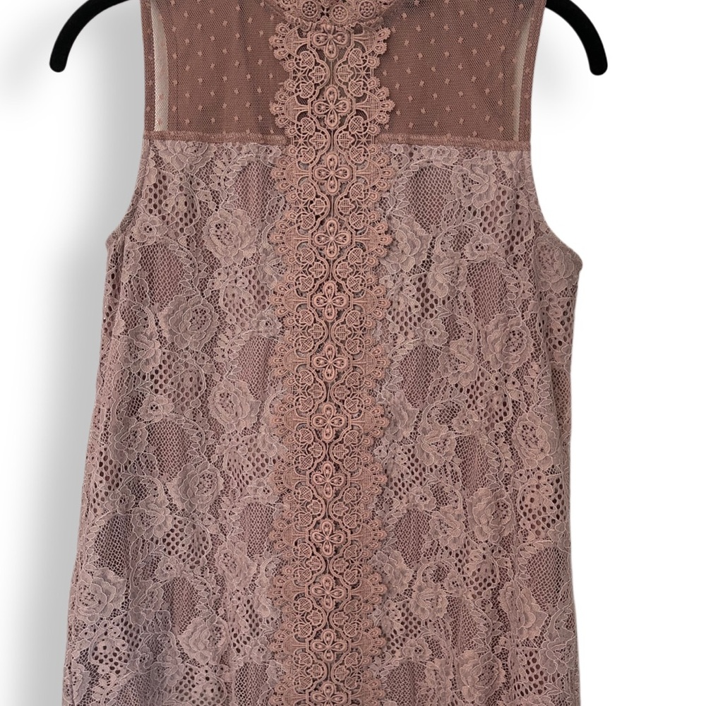 Cable & Gauge Sleeveless Lace Blouse in Mauve